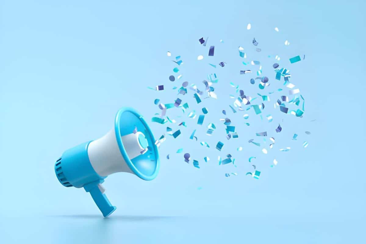 Mégaphone bleu avec des confettis brillants qui en sortent