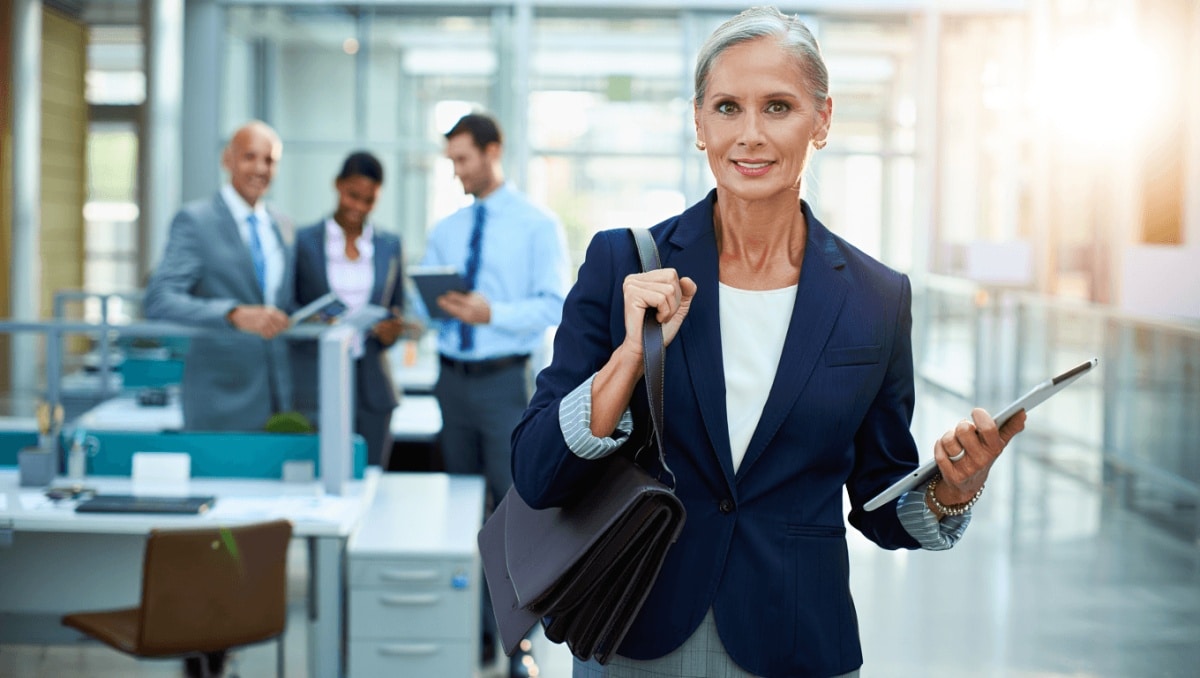 
                Emploi après 50 ans : 5 stratégies efficaces pour retrouver un travail rapidement
              
