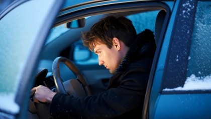Chauffer sa voiture avant de partir : les erreurs à éviter