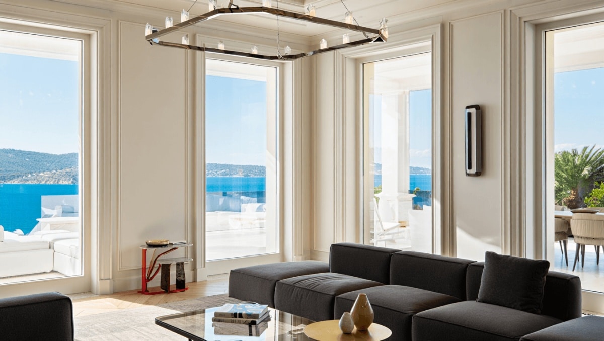 Mobilier design italien : Meridiani sublime une villa contemporaine à Saint-Tropez