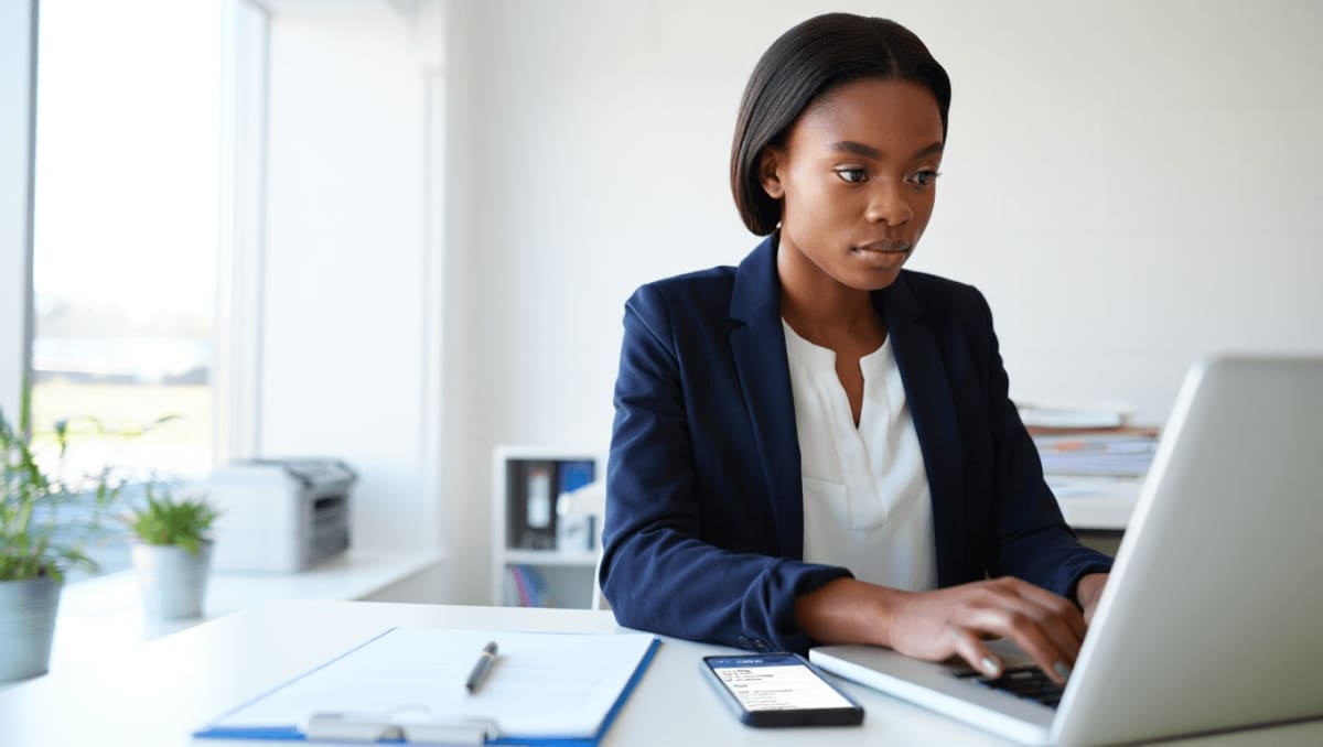 
                Faut-il retoucher vos réseaux sociaux avant un entretien ?
              
