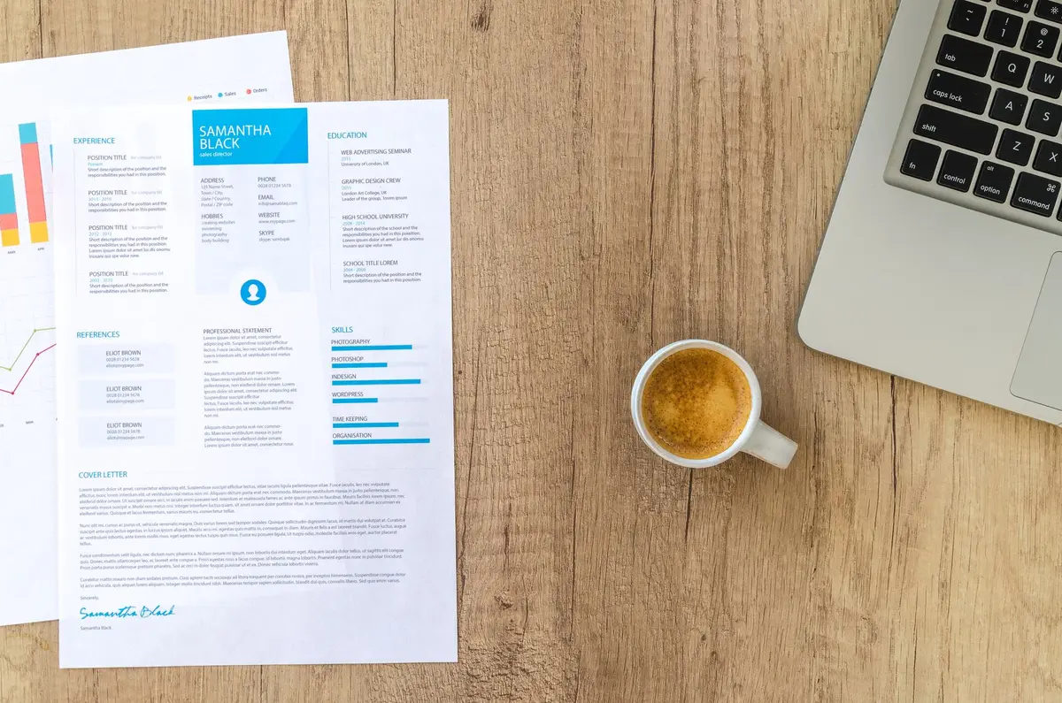 Un CV avec des périodes d'emploi et des explications préparées pour les trous professionnels