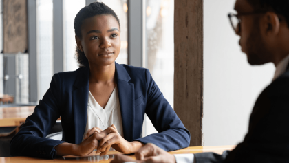 Comment adopter le bon langage corporel en entretien ? Voici les gestes qui rassurent les recruteurs