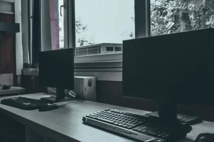Bureau vide avec horloge et calendrier montrant une date manquée, symbolisant l'absence injustifiée au travail
