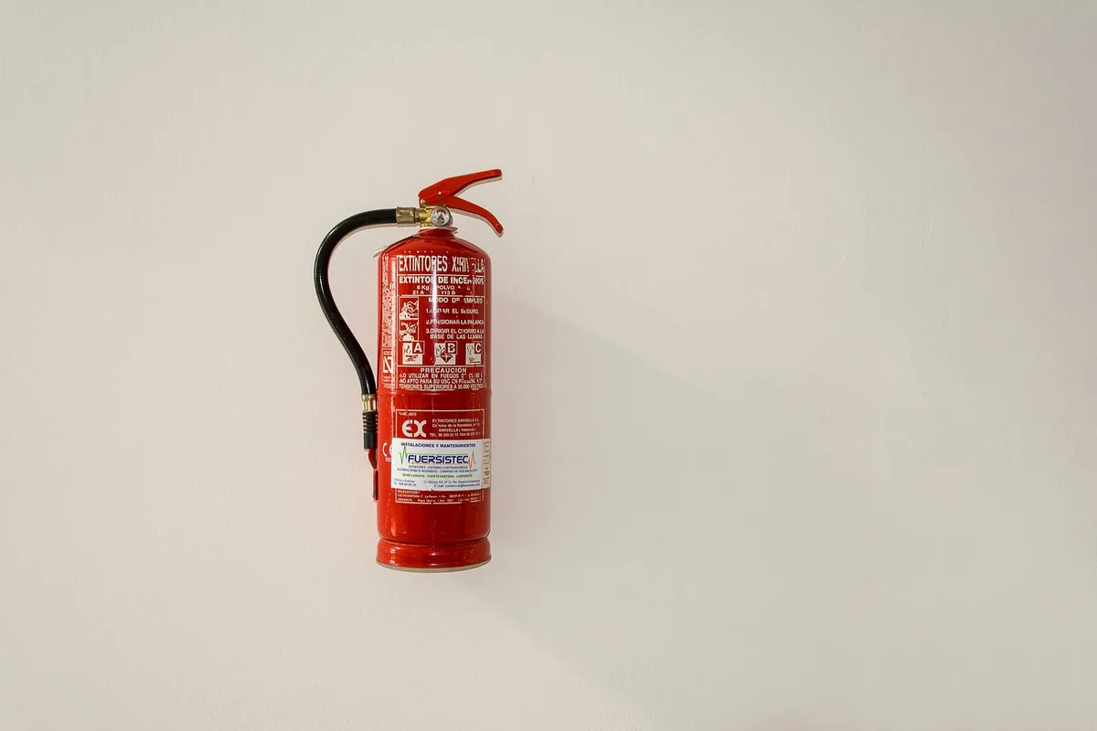 Affichages de sécurité et consignes incendie visibles dans un espace de travail