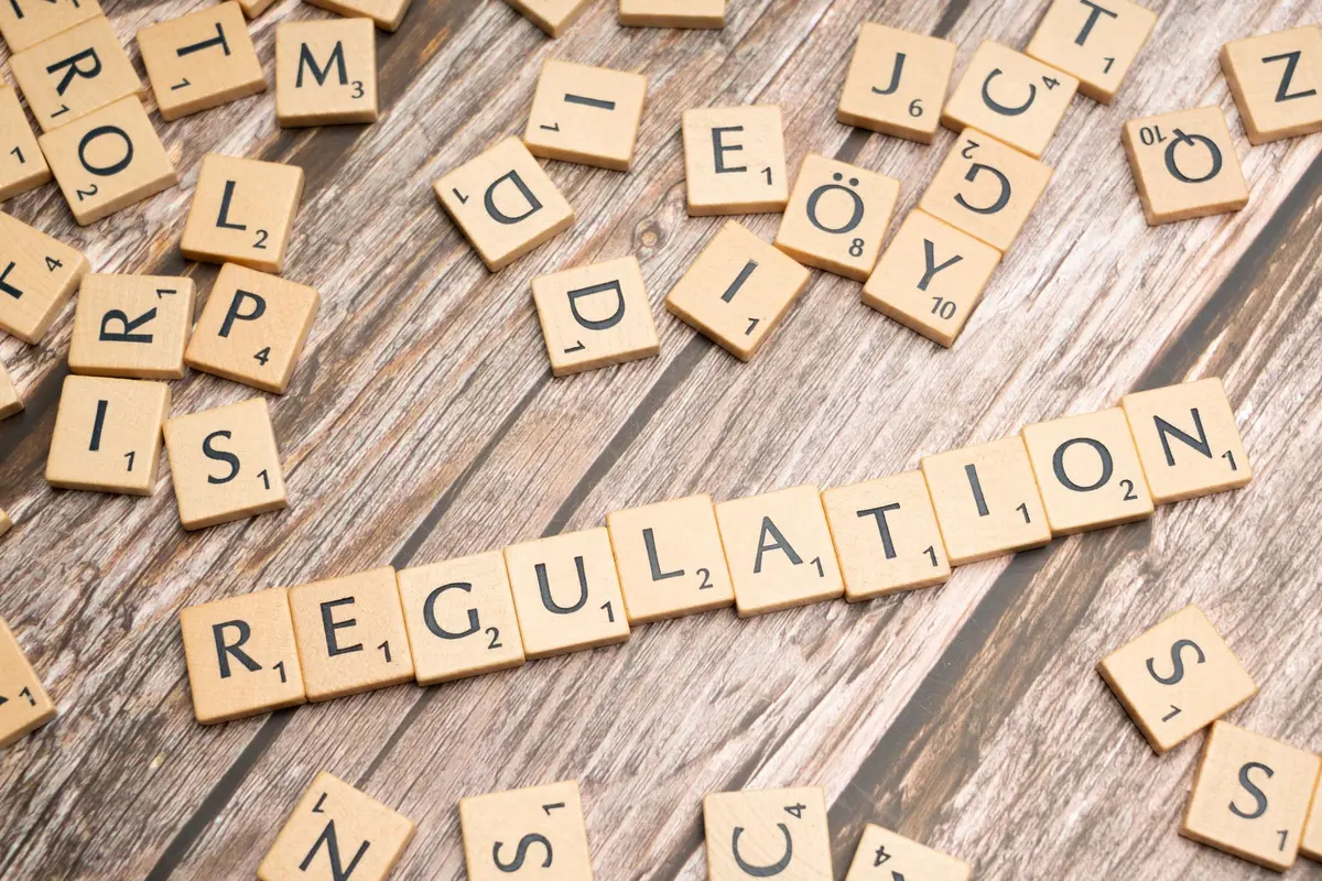 Tableau d'affichage avec règlement intérieur et informations de conformité en entreprise