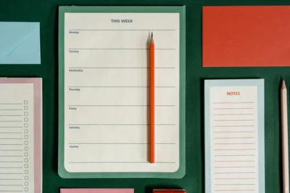 Parent avec fournitures scolaires et calendrier de rentrée sur un bureau professionnel