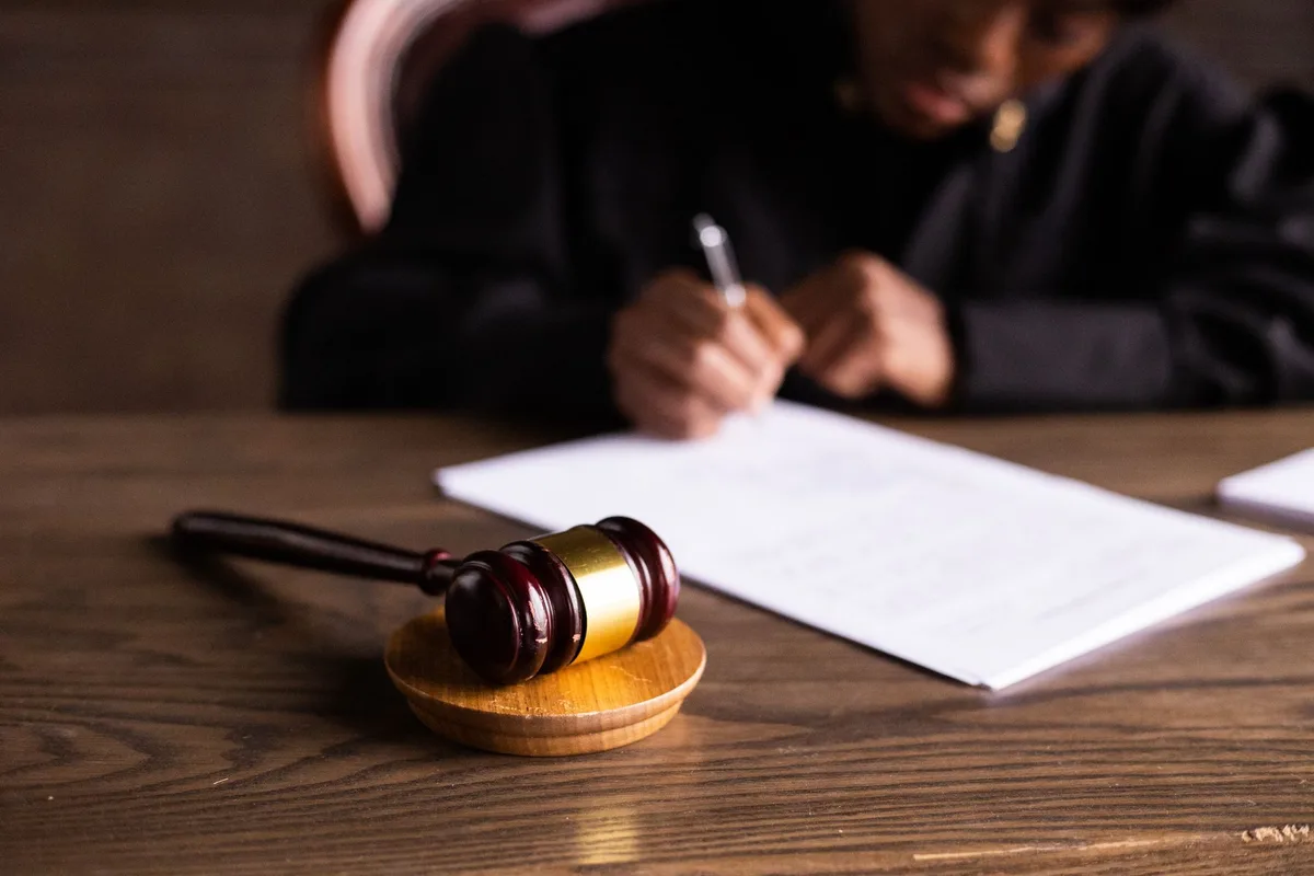 Symbole de justice et de contentieux judiciaire en matière de droit du travail