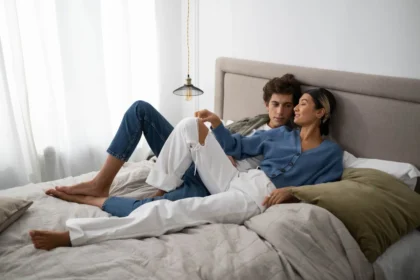 Canapé et lit Chapeau au design italien contemporain avec pieds fins et détails épurés