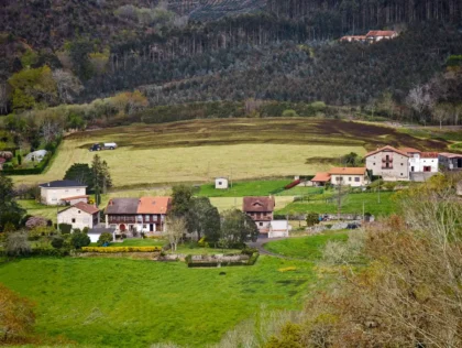 Maison contemporaine avec véranda ouverte et verrières donnant sur le paysage rural brésilien