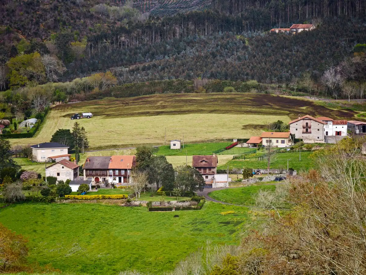 Maison contemporaine avec véranda ouverte et verrières donnant sur le paysage rural brésilien