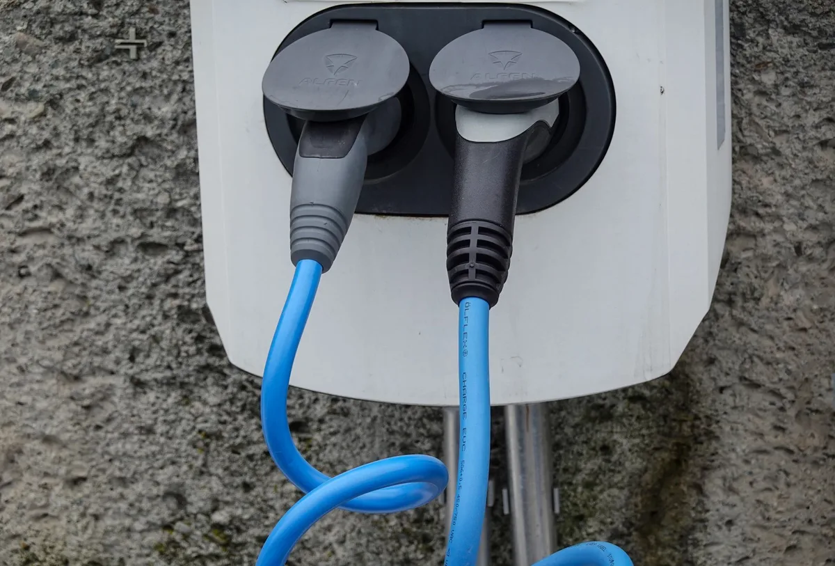 Recharge d'une voiture électrique avec câble branché à la batterie