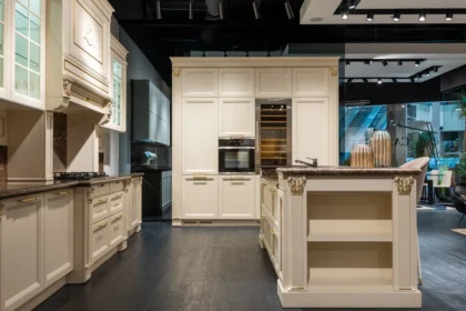 Mobilier design contemporain aux formes sculpturales dans un showroom épuré avec éclairage tamisé.