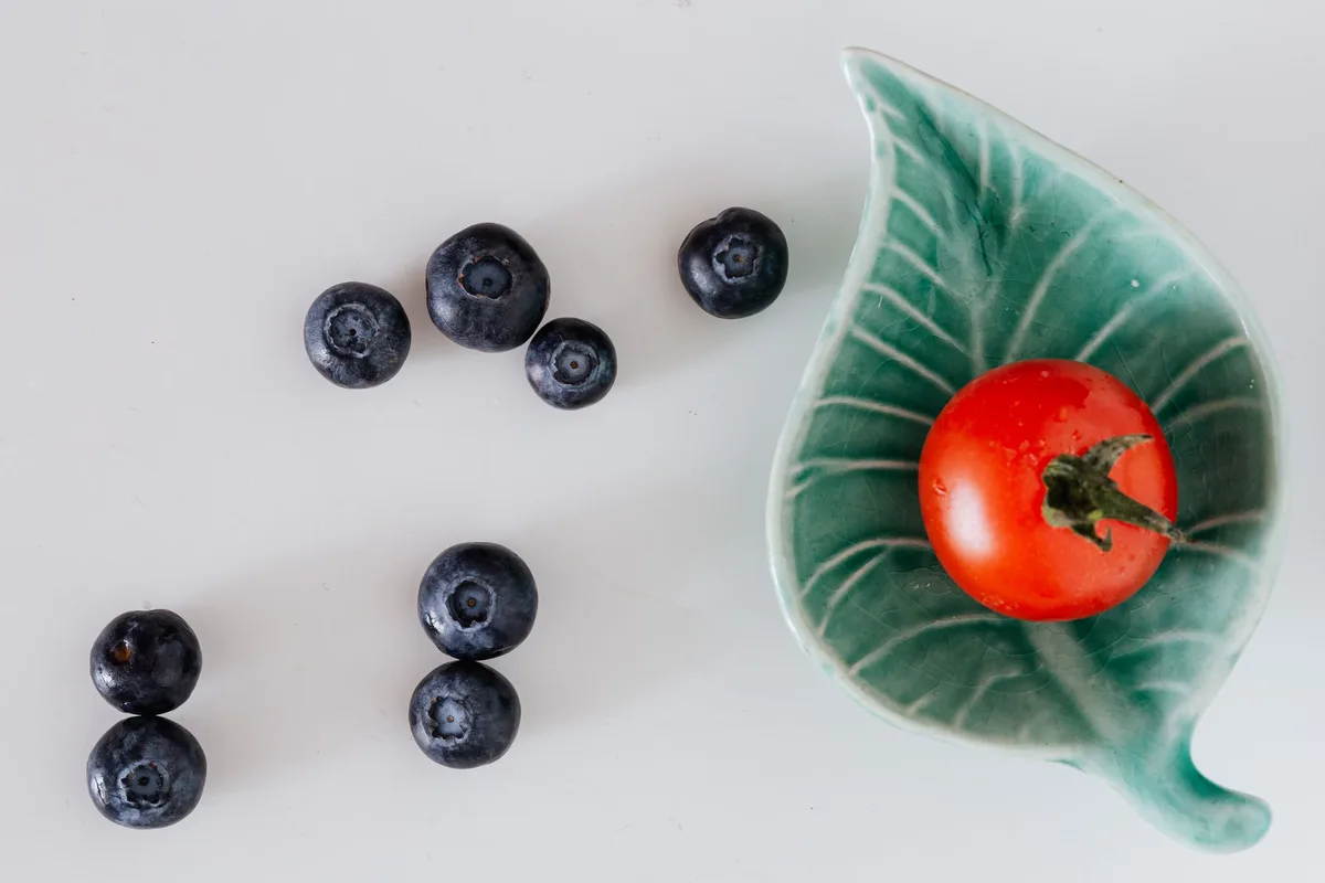 Mini-cocottes Le Creuset aux formes de fraise, myrtille et pêche en couleurs vives