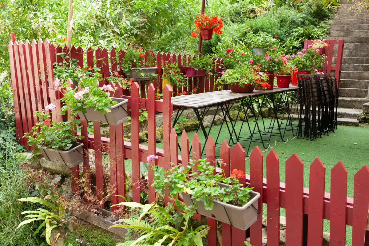 Table rectangulaire en bois sur une terrasse avec espace de circulation autour