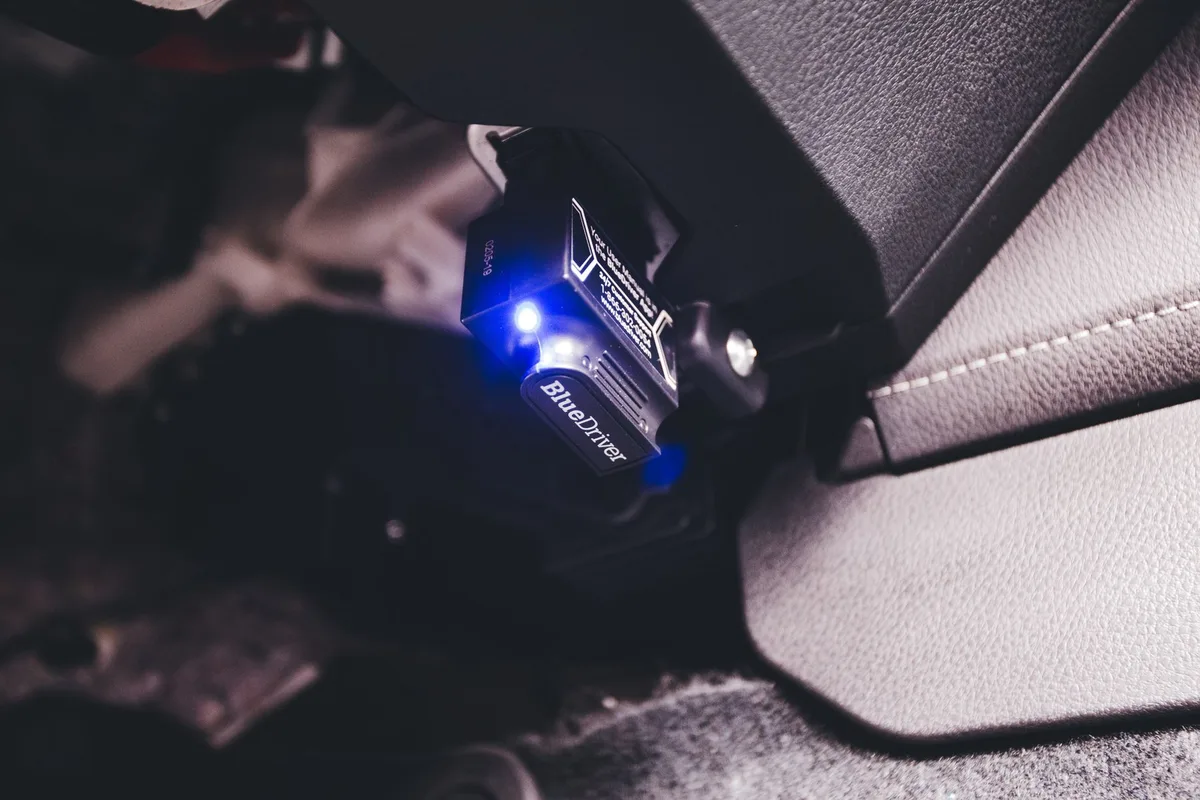 Lecteur OBD branch&eacute; sur une voiture pour diagnostic