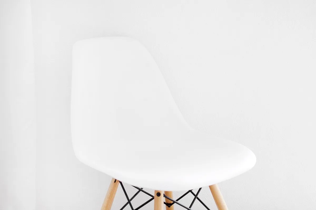 Intérieur scandinave avec mobilier épuré en bois clair et palette neutre