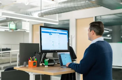 Personne travaillant sur son profil LinkedIn sur un ordinateur portable au bureau
