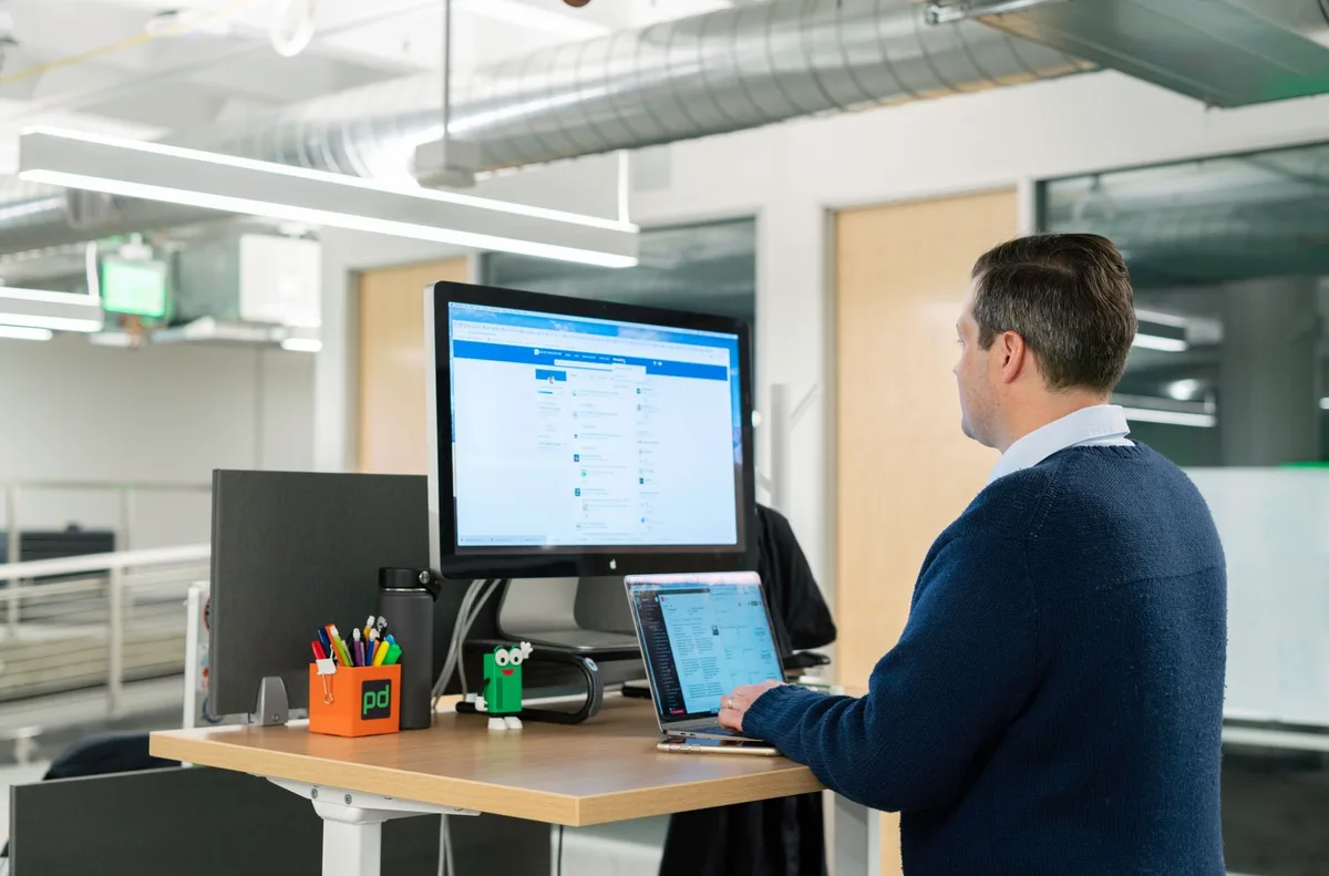 Personne travaillant sur son profil LinkedIn sur un ordinateur portable au bureau