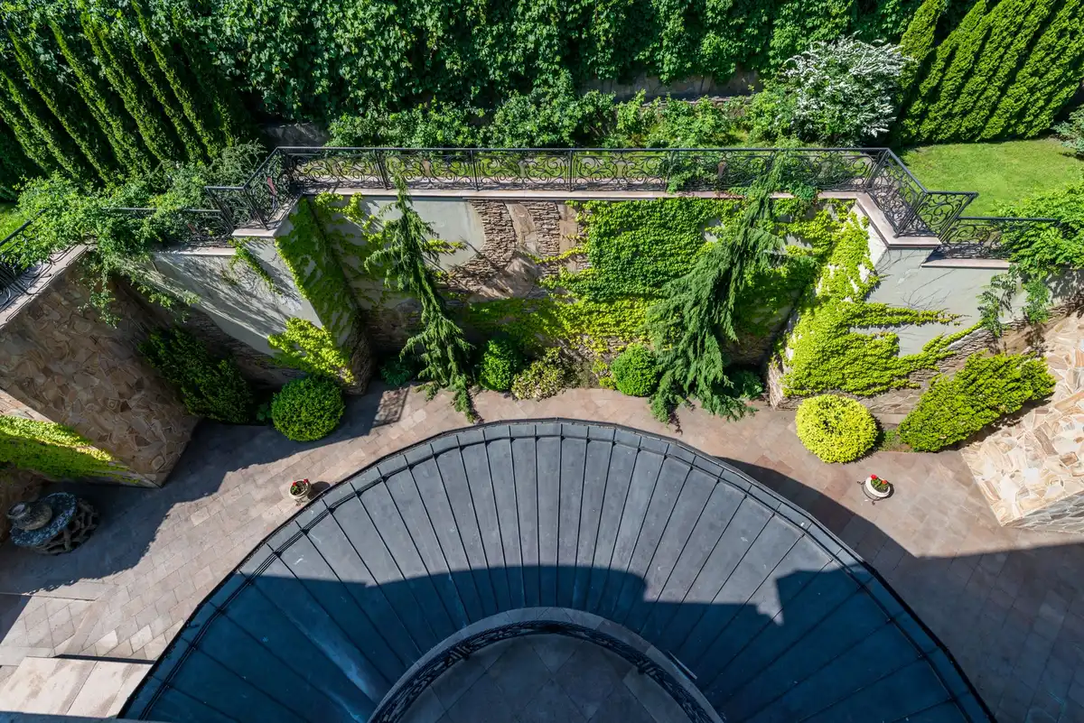 Petite cour pavée avec plantes et accès depuis les pièces de vie de l'appartement
