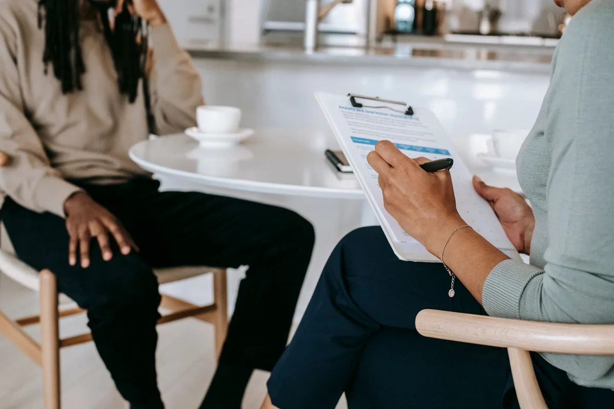 Deux professionnels en entretien de recrutement dans un bureau