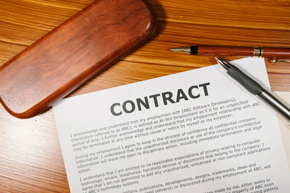 Signature d'un contrat de travail avec documents et stylo sur un bureau