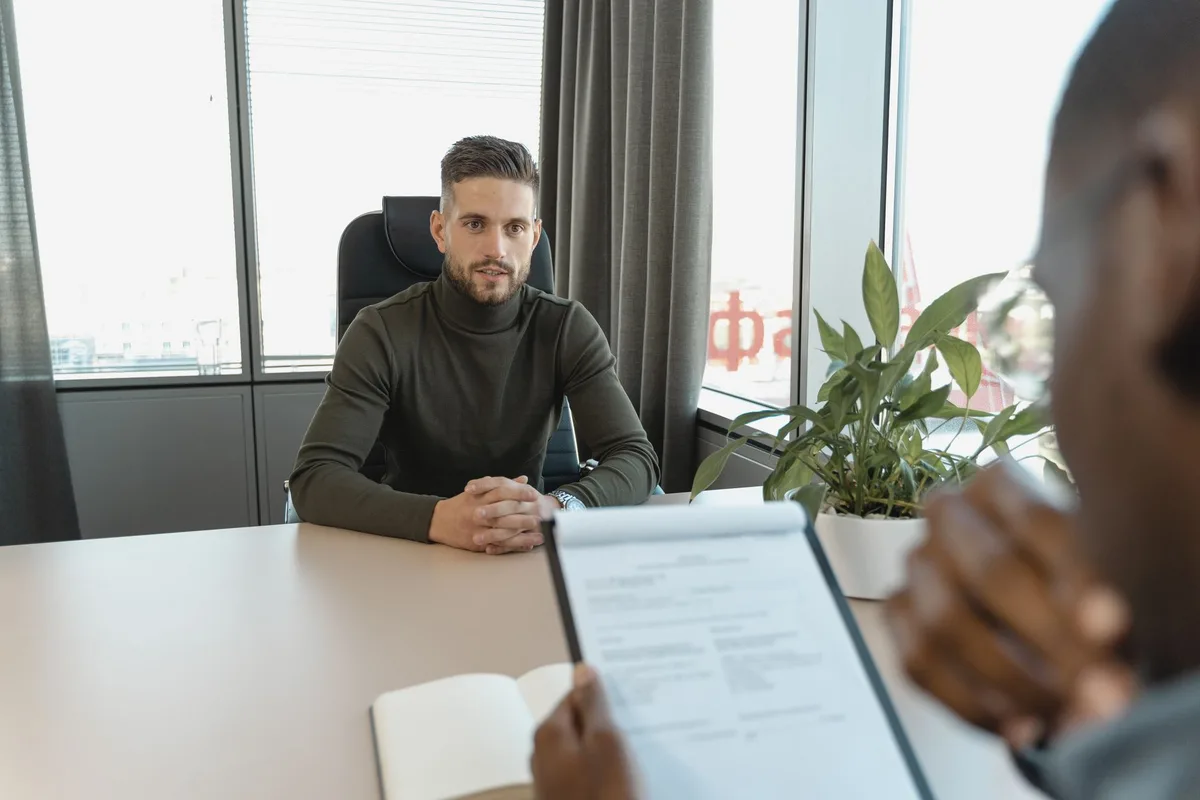 Gestionnaire RH consultant des dossiers de candidats et documents d'évaluation sur un bureau