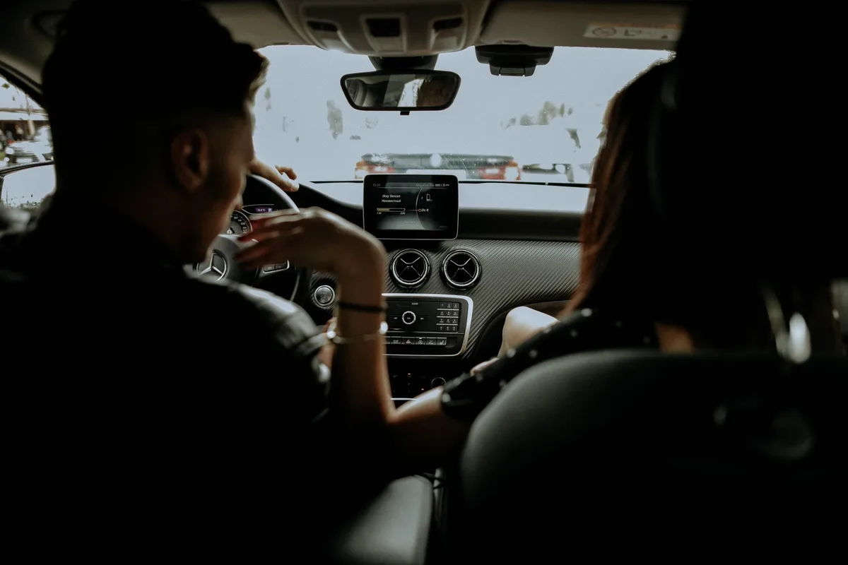 Un passager communique avec le conducteur pour l'aider à rester concentré