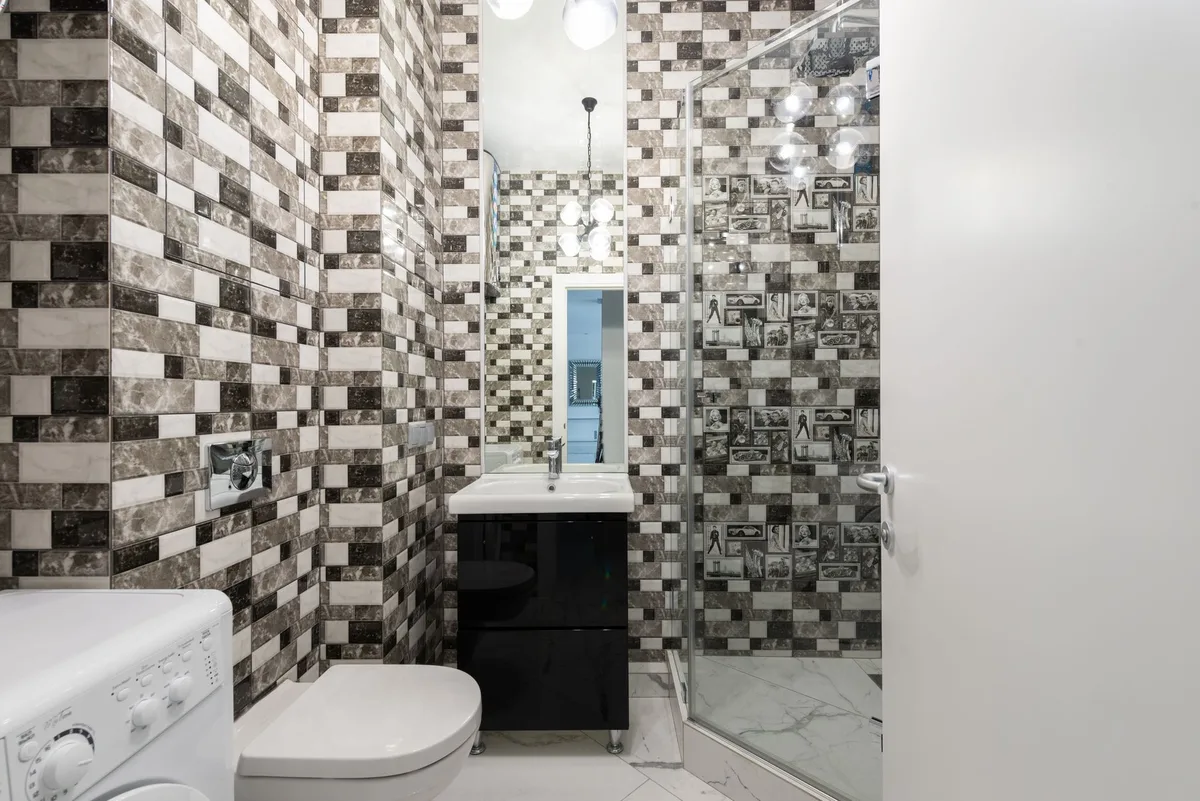 Carrelage c&eacute;ramique brillant en format 6,5&times;24 cm dans une salle de bain h&ocirc;teli&egrave;re