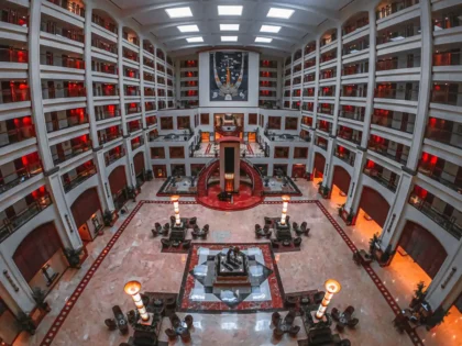 Hall d'hôtel élégant avec murs en carrelage céramique brillant aux teintes naturelles