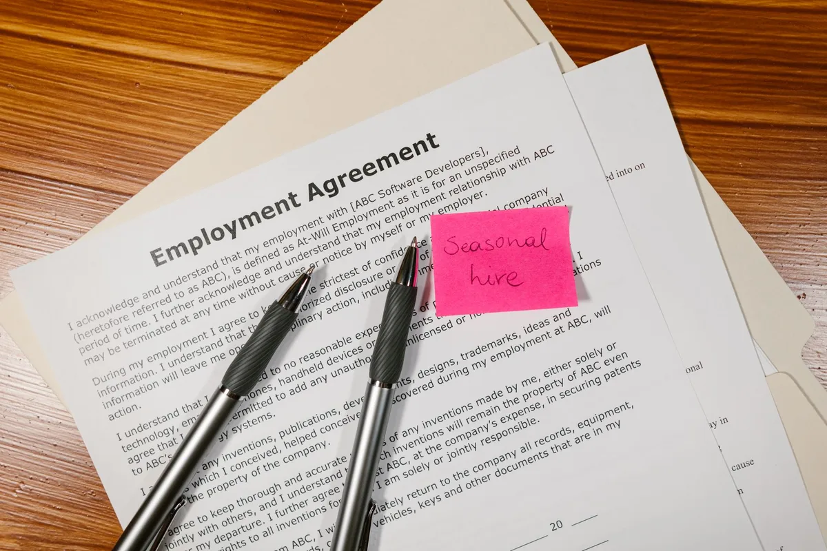 Accord collectif d'entreprise sur table de réunion avec documents