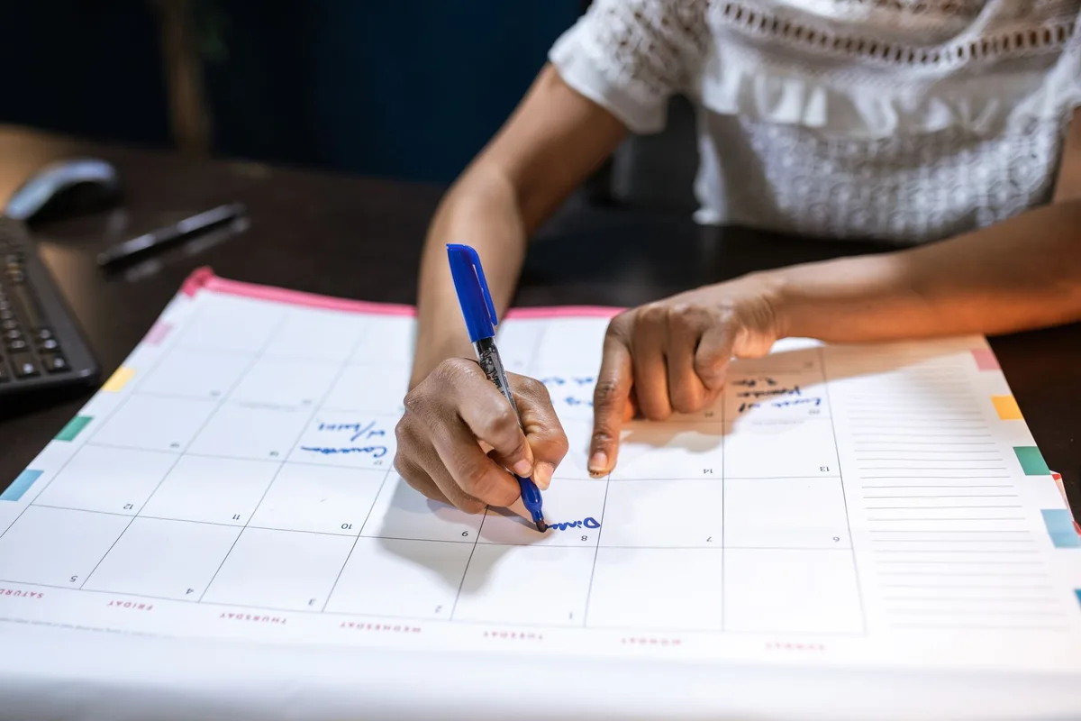 Calendrier et planning d'horaires flexibles affichés au bureau