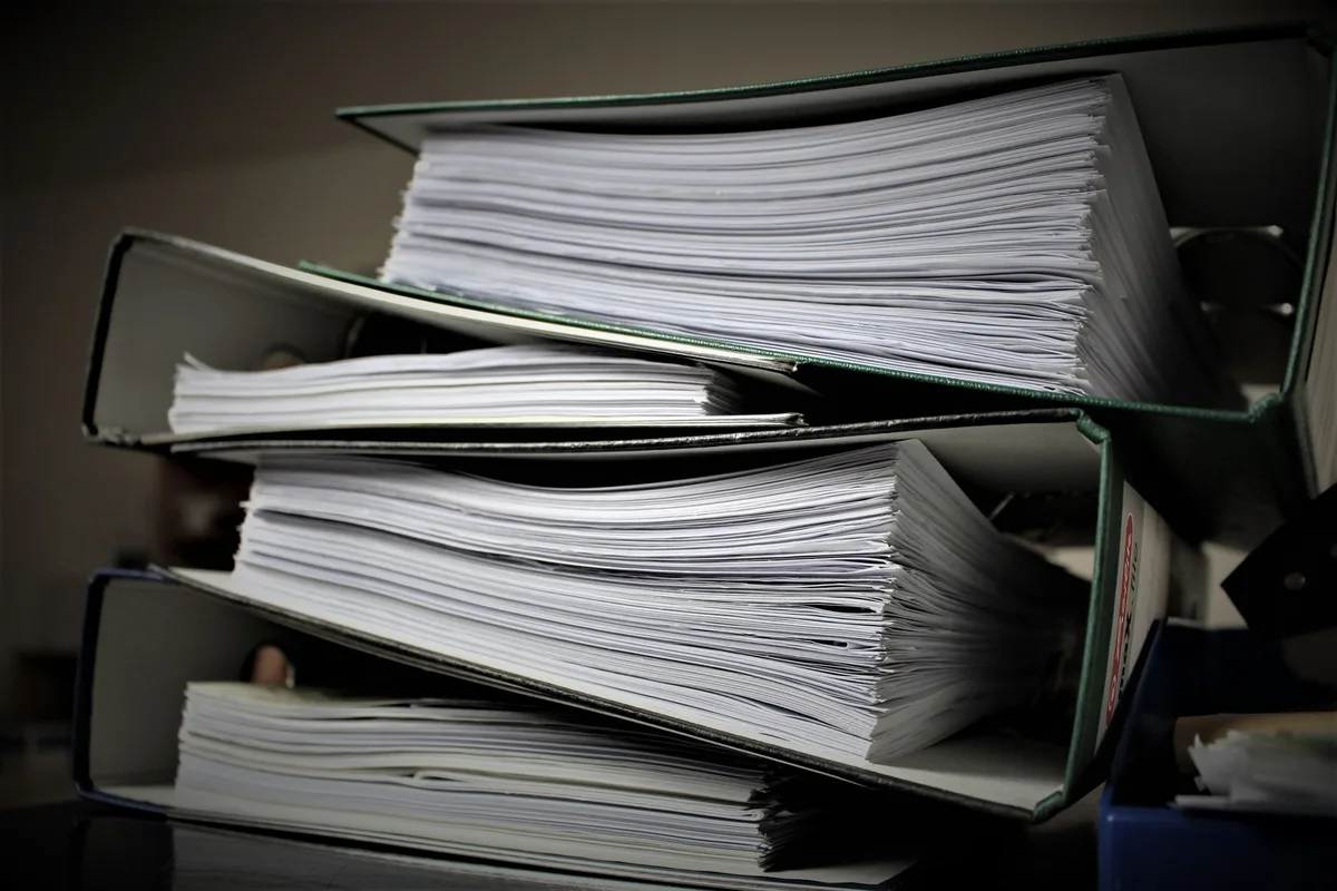 Documents cadastraux et fiches de propriété étalés sur un bureau
