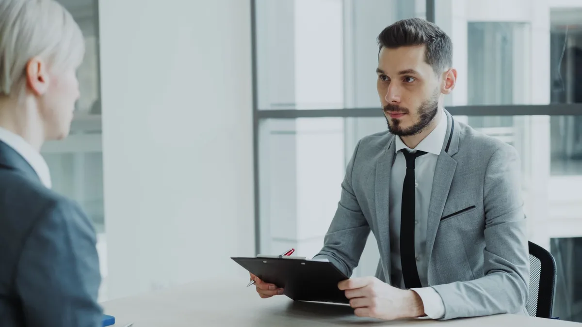 Candidat expliquant sa motivation lors d'un entretien d'embauche
