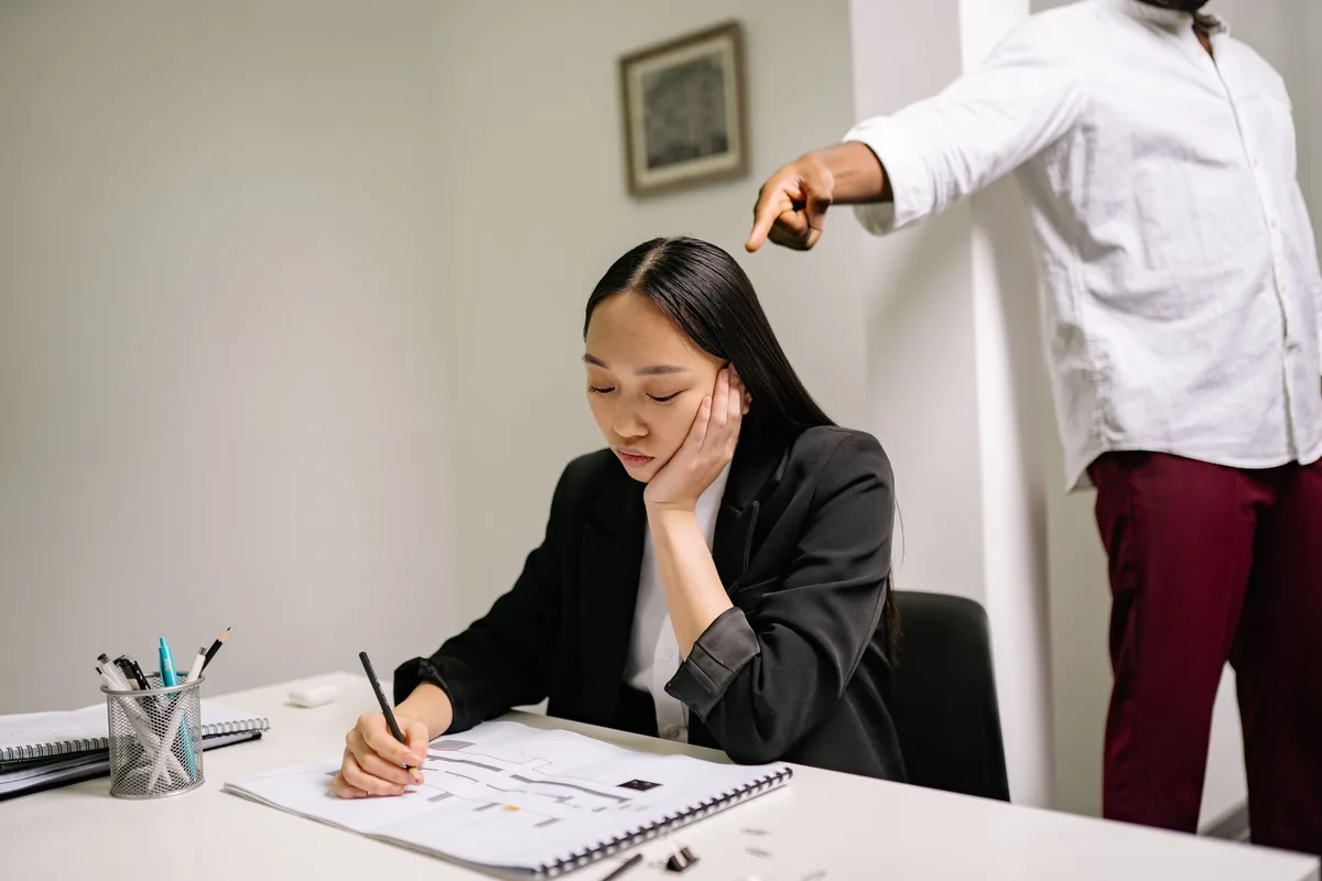 Personne stressée lors d'un entretien d'embauche ou face à une situation de discrimination professionnelle