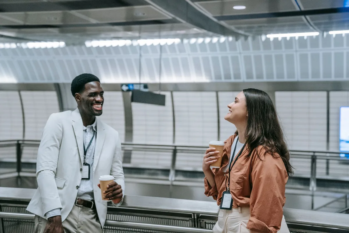 Deux personnes en conversation professionnelle, échange de contacts