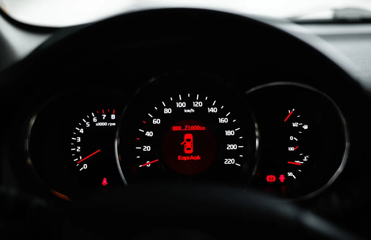 Vérification du kilométrage et inspection d'une voiture