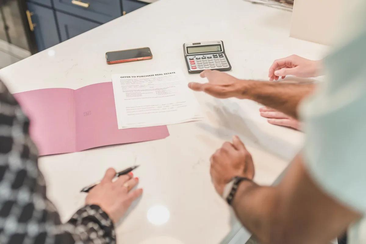 Contrat LOA avec calculatrice et documents administratifs sur un bureau