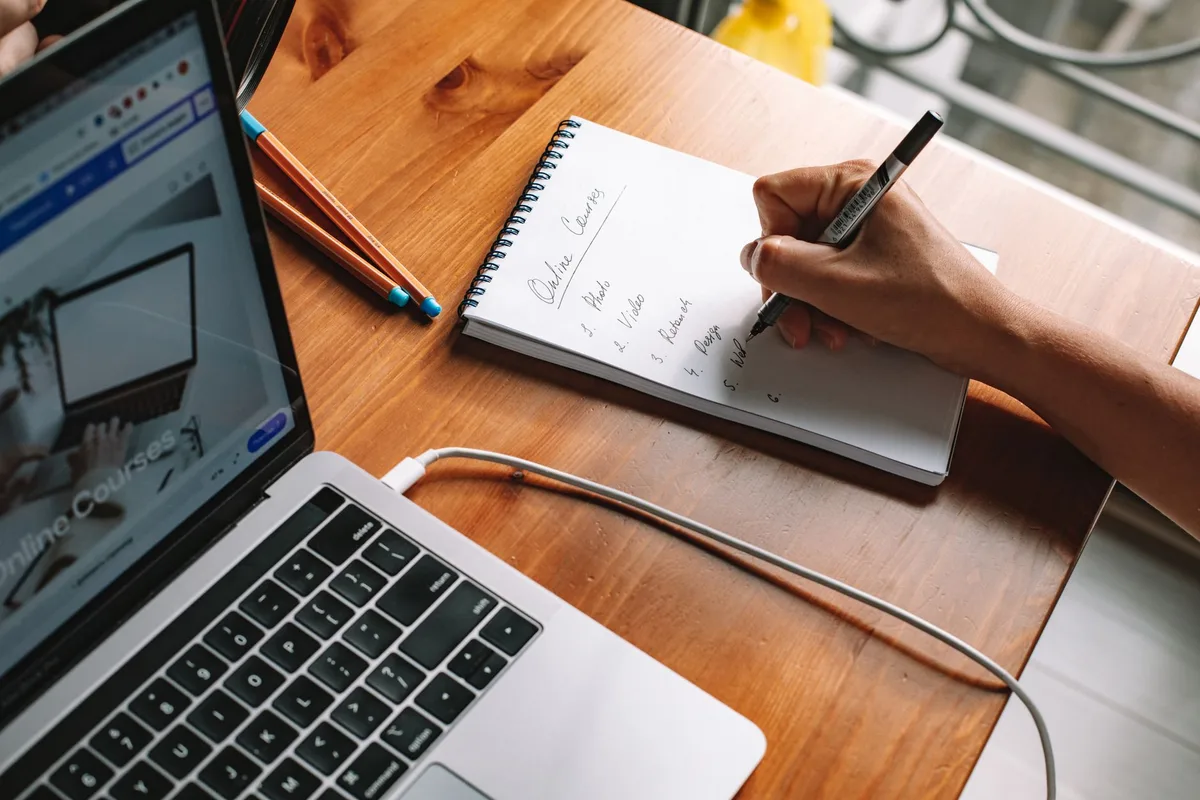 Personne suivant une formation en ligne sur son ordinateur pour acqu&eacute;rir de nouvelles comp&eacute;tences