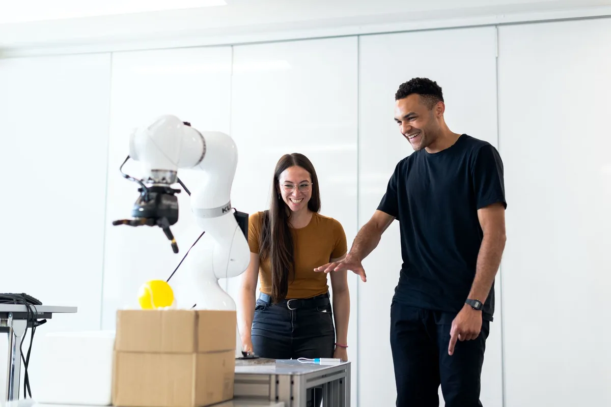 Collaborateurs discutant autour d'une table avec des symboles d'intelligence artificielle