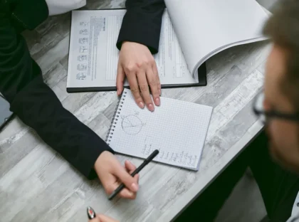 Documents et dossiers de conformité préparés pour une inspection du travail, sur un bureau professionnel
