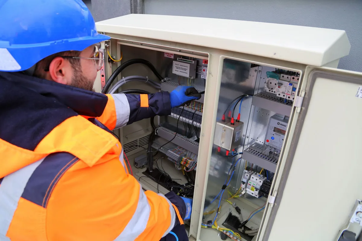 &Eacute;lectricien v&eacute;rifiant des documents et certificats de conformit&eacute; avant de d&eacute;buter les travaux