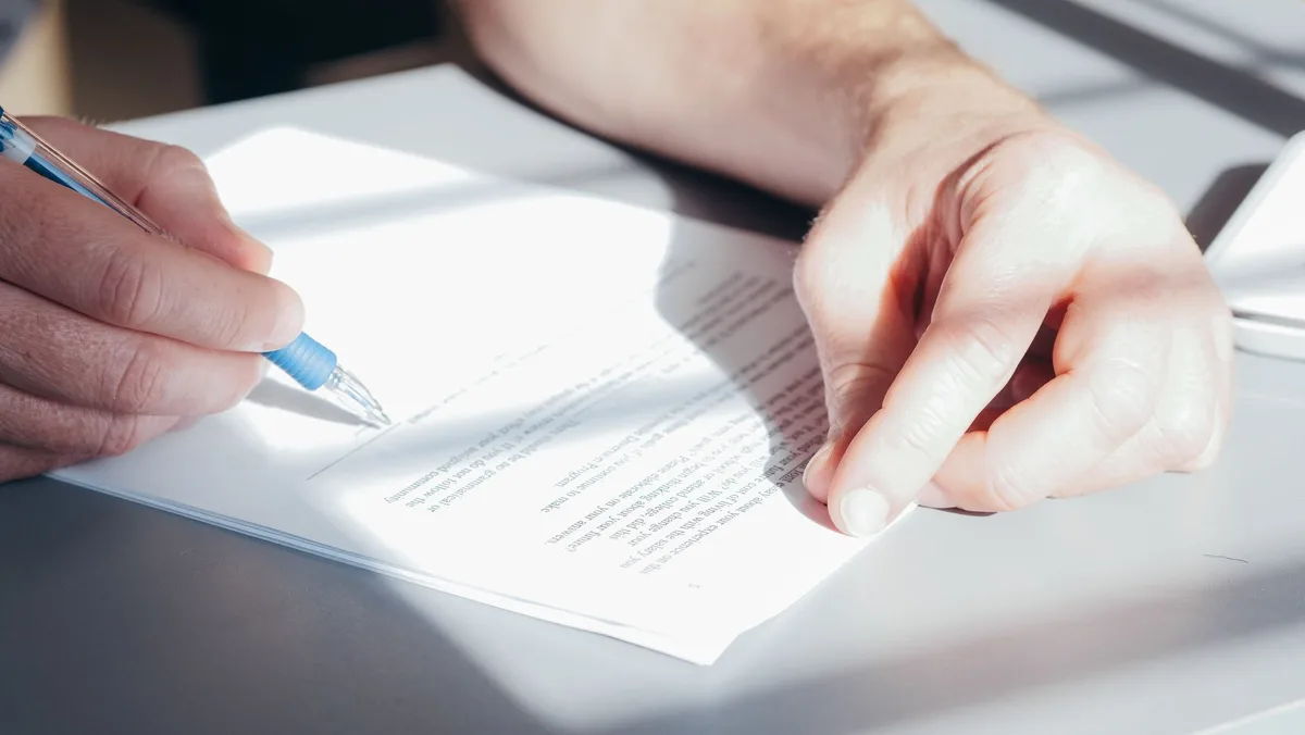 Documents d'assurance et contrats professionnels organis&eacute;s sur un bureau
