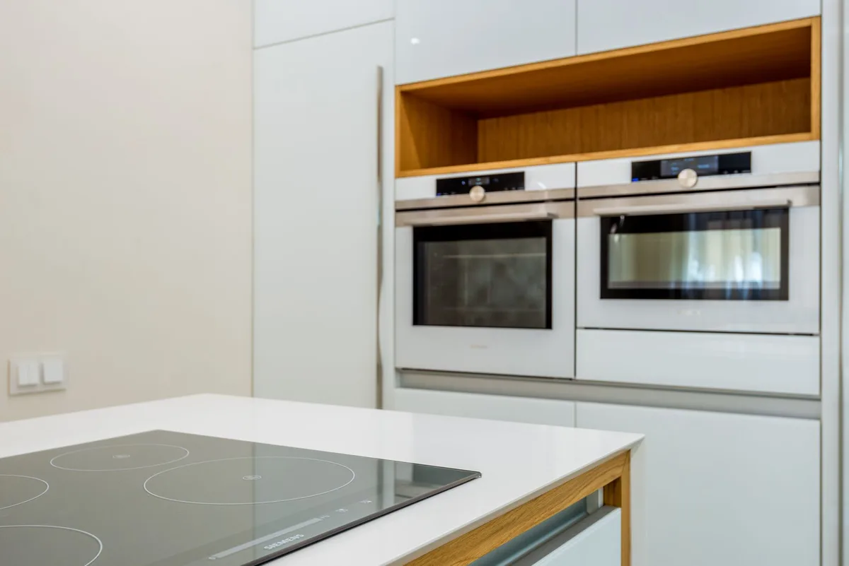 Cuisine contemporaine avec table aspirante au design &eacute;pur&eacute; et fonctionnel