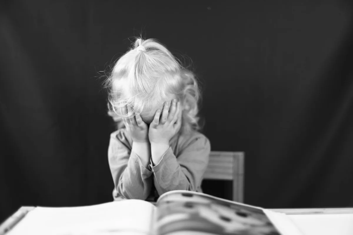 Personne lisant un document avec concentration, montrant les d&eacute;fis de la dyslexie