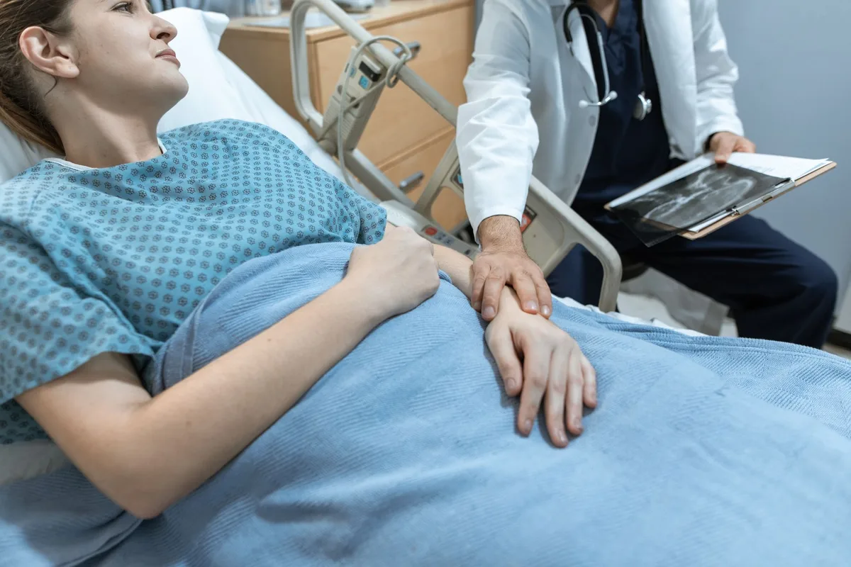 Certificat m&eacute;dical et documents d'arr&ecirc;t maladie sur un bureau