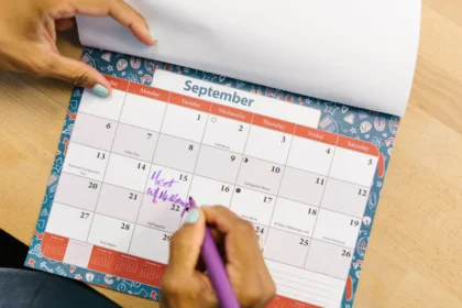 Calendrier de bureau avec dates de congés marquées et stylo pour la planification