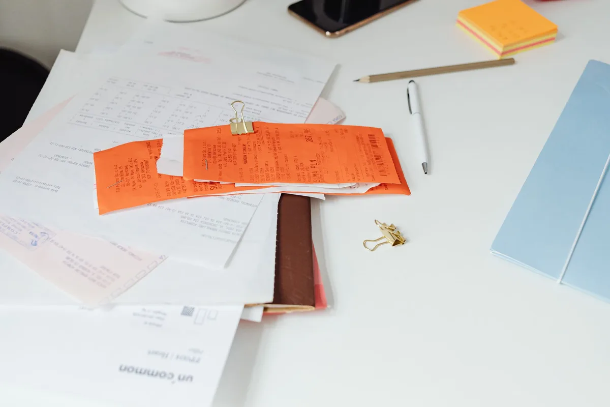 Factures et justificatifs d'entretien automobile organis&eacute;s sur un bureau