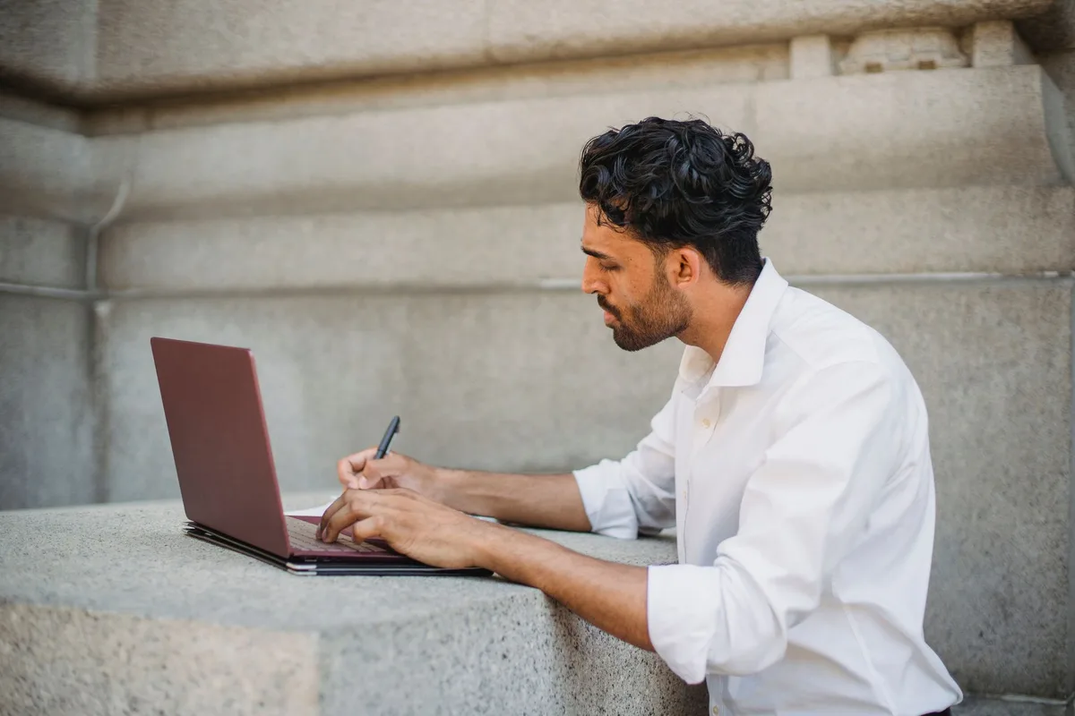 Personne travaillant sur un ordinateur portable dans un environnement professionnel