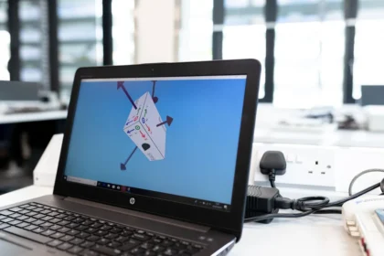 Mains tapant sur un clavier d'ordinateur portable avec une interface d'IA affichée à l'écran